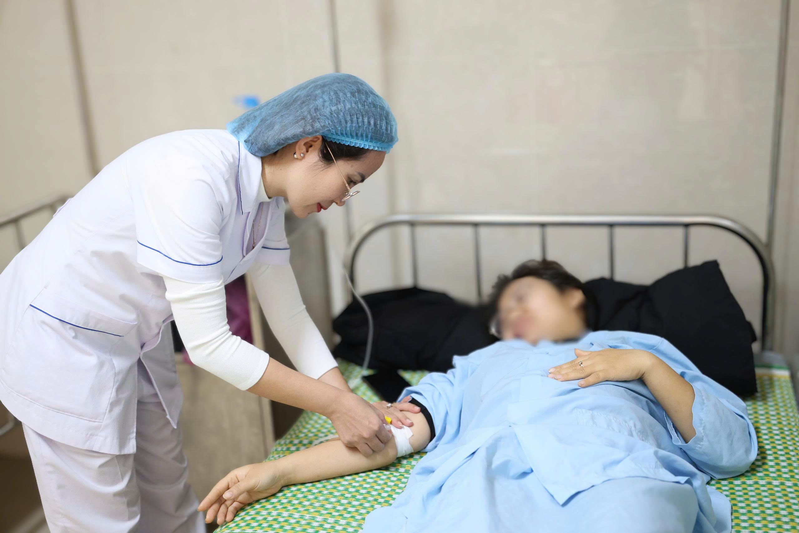 Hồi sinh sau ca đại phẫu: Lời cảm ơn nghẹn ngào của người mẹ mất 2000ml máu - Ảnh 3. Hồi sinh sau ca đại phẫu: Lời cảm ơn nghẹn ngào của người mẹ mất 2000ml máu - Ảnh 3.