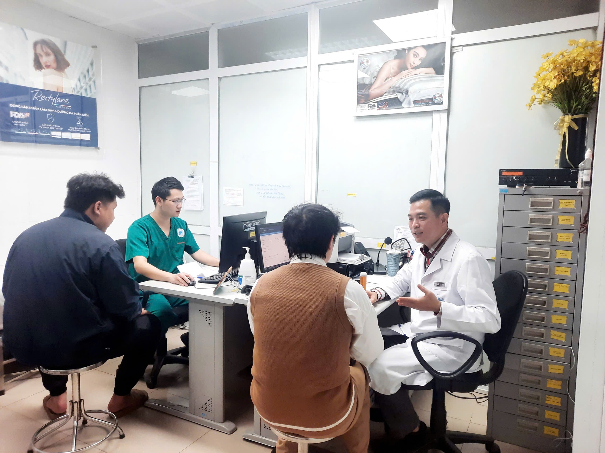 Nam doanh nh&acirc;n lu&ocirc;n tự h&agrave;o v&igrave; c&oacute; nuốt ruồi "qu&yacute; nh&acirc;n", đi kh&aacute;m ph&aacute;t hiện điều bất ngờ - Ảnh 1.