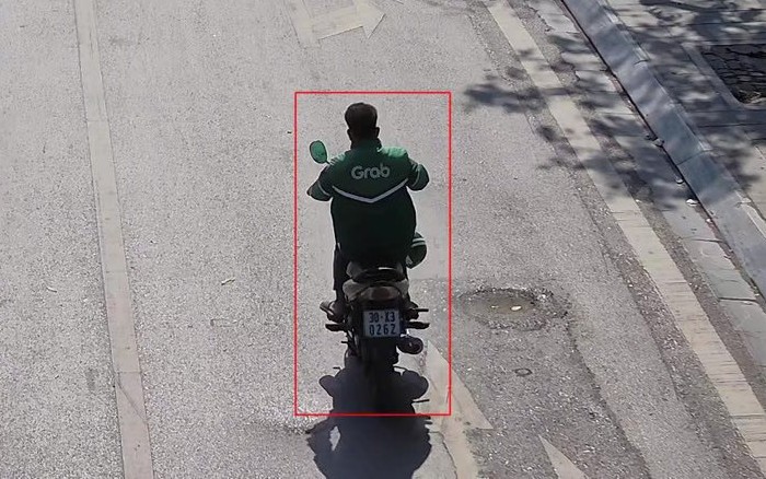 Hà Nội ghi nhận 5 trường hợp vi phạm giao thông vượt đèn đỏ nhờ Camera AI - Ảnh 2. Hà Nội ghi nhận 5 trường hợp vi phạm giao thông vượt đèn đỏ nhờ Camera AI - Ảnh 2.