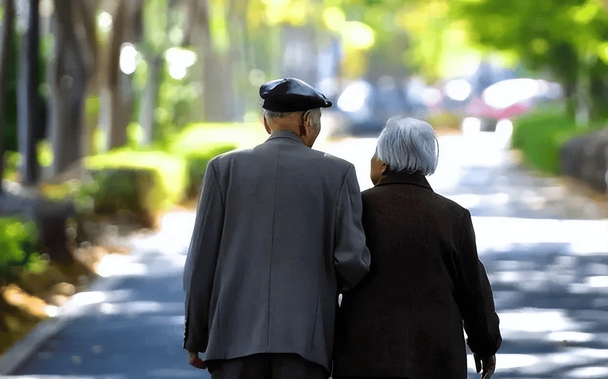 Lương hưu 37 triệu đồng/th&aacute;ng vẫn sống bất an: Cuối đời mới hiểu tiền kh&ocirc;ng mua được thứ n&agrave;y