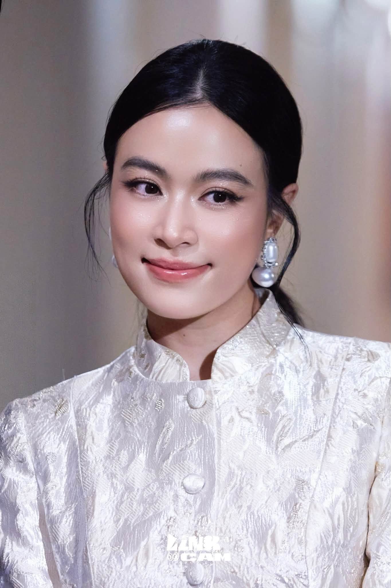 Ho&agrave;ng th&ugrave;y Linh U40 tỏa s&aacute;ng với phong c&aacute;ch cổ điển v&agrave; trang phục k&iacute;n đ&aacute;o - Ảnh 1.