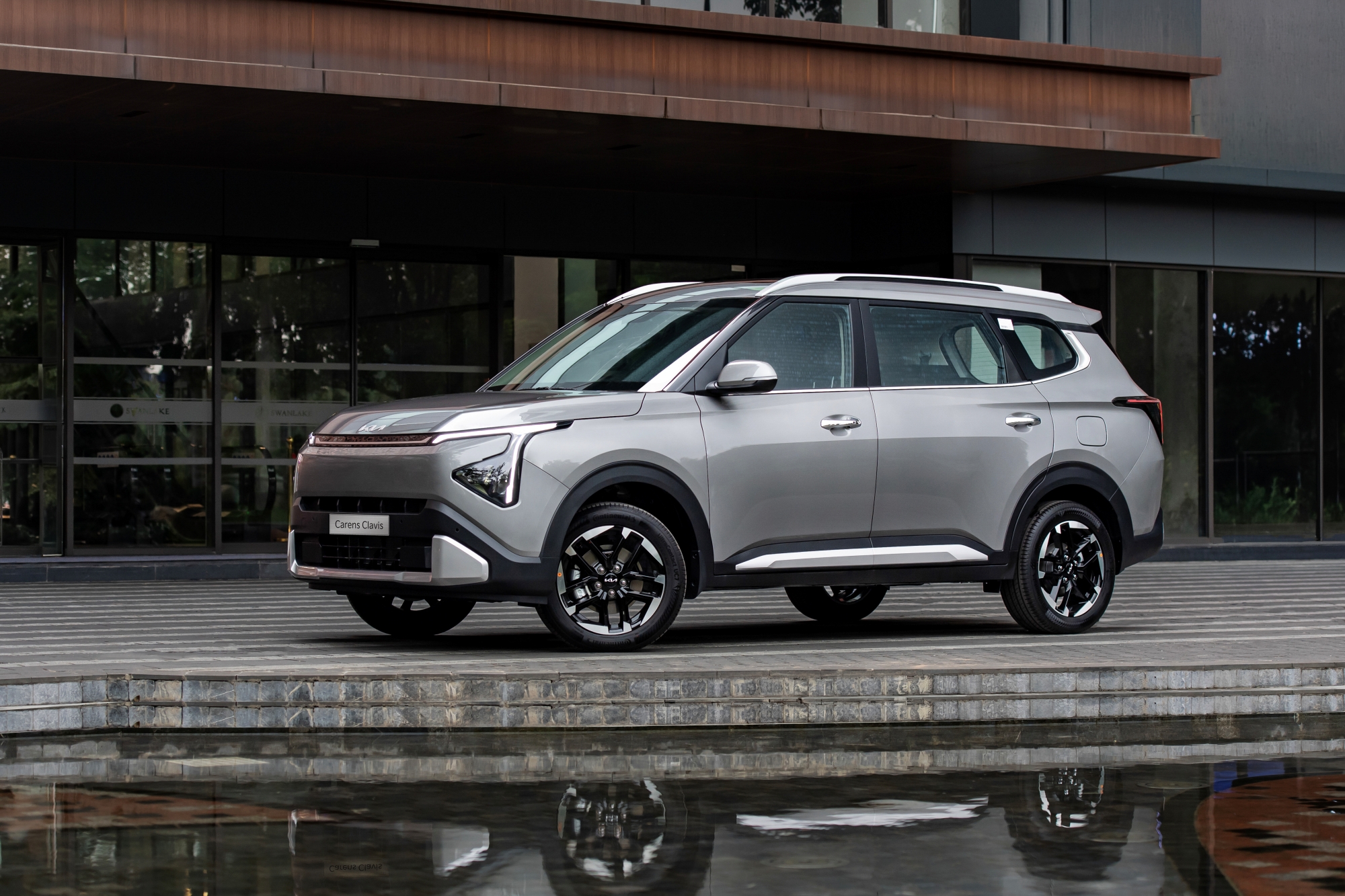 Kia Carens Clavis 639 triệu đồng: MPV 7 chỗ cạnh tranh Mitsubishi Xpander - Ảnh 2.