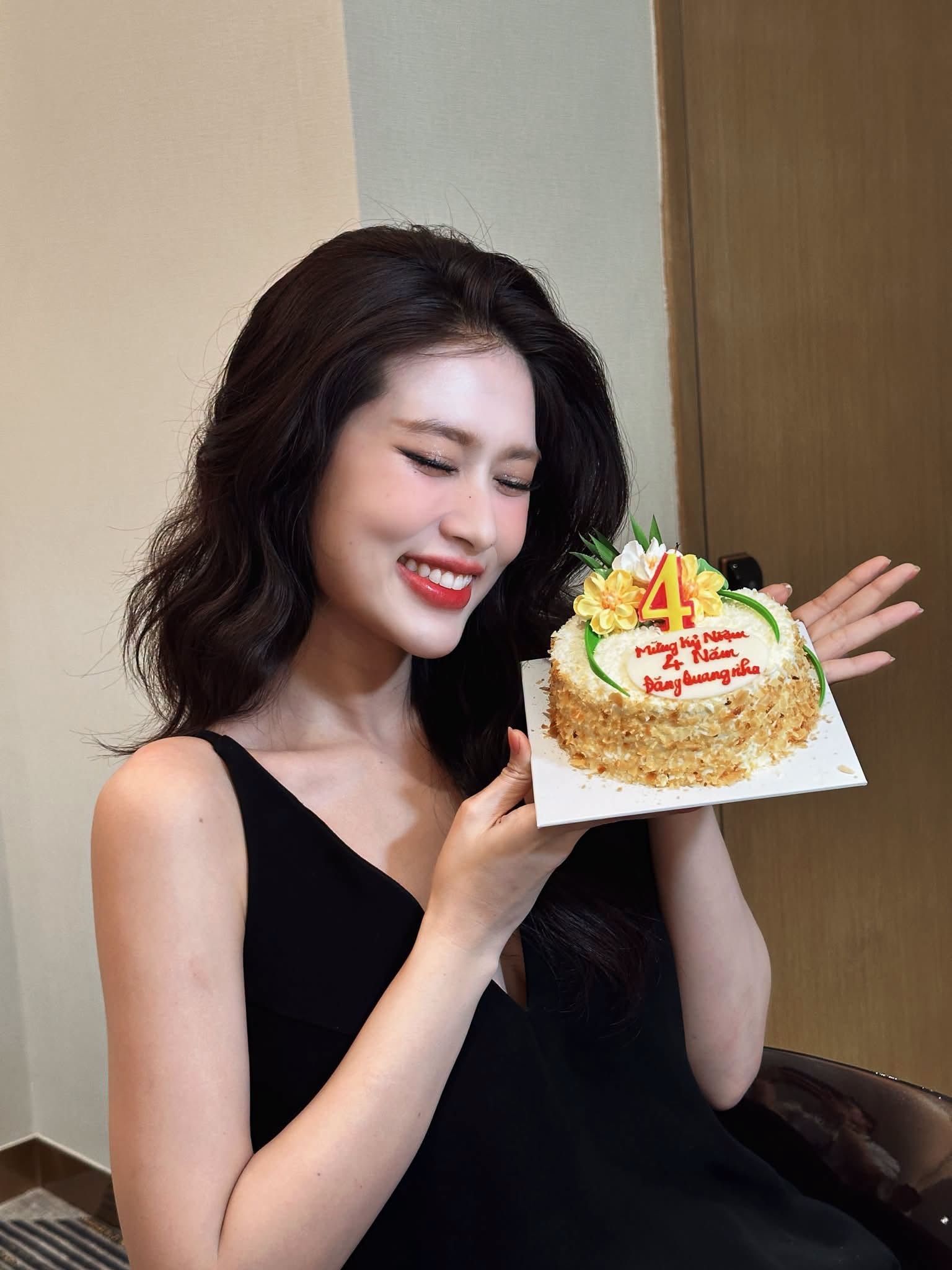 Nhan sắc NSND Thu H&agrave; cuốn h&uacute;t ở tuổi U60 v&agrave; Hoa hậu Đo&agrave;n Thi&ecirc;n &Acirc;n kỷ niệm 4 năm - Ảnh 4.