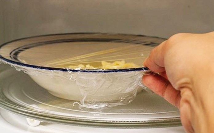 Nguy cơ th&ocirc;i nhiễm h&oacute;a chất từ m&agrave;ng bọc thực phẩm: 5 Lỗi cần tr&aacute;nh - Ảnh 2.
