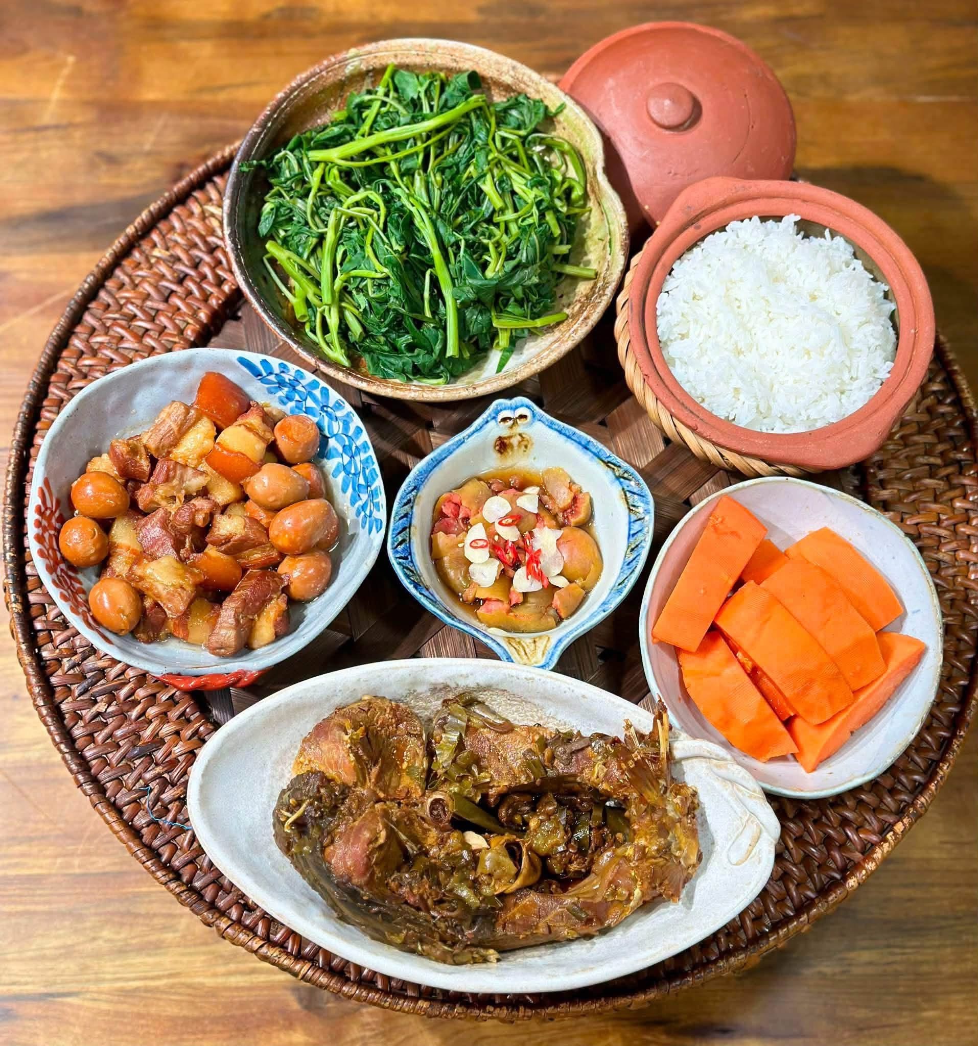 Khoe loạt m&acirc;m cơm m&ugrave;a thu chỉ 70 ngh&igrave;n khiến chị em 'hoang mang', mẹ đảm tiết lộ chi&ecirc;u v&eacute;n kh&eacute;o chiều l&ograve;ng cả nh&agrave; - Ảnh 2.