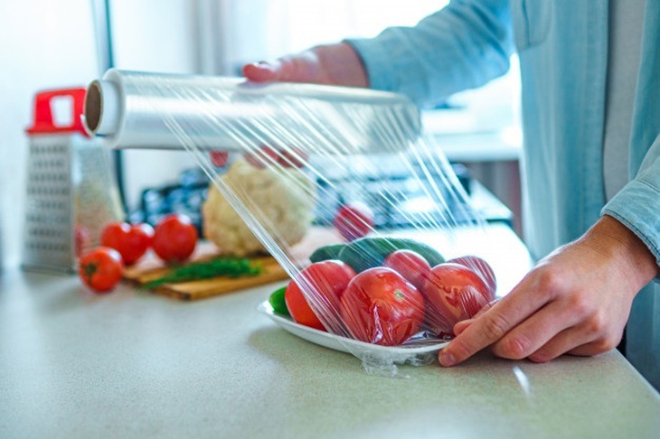 Nguy cơ th&ocirc;i nhiễm h&oacute;a chất từ m&agrave;ng bọc thực phẩm: 5 Lỗi cần tr&aacute;nh - Ảnh 1.