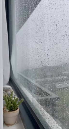 Đ&acirc;y mới l&agrave; c&aacute;ch chống thấm, h&uacute;t ẩm cửa sổ m&ugrave;a mưa v&agrave; hạn chế ban c&ocirc;ng đọng nước - Ảnh 1.