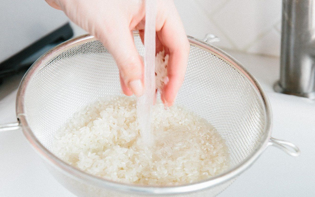 C&aacute;ch vo gạo đ&uacute;ng để giảm tạp chất , vi nhựa v&agrave; asen Hiệu quả - Ảnh 2.