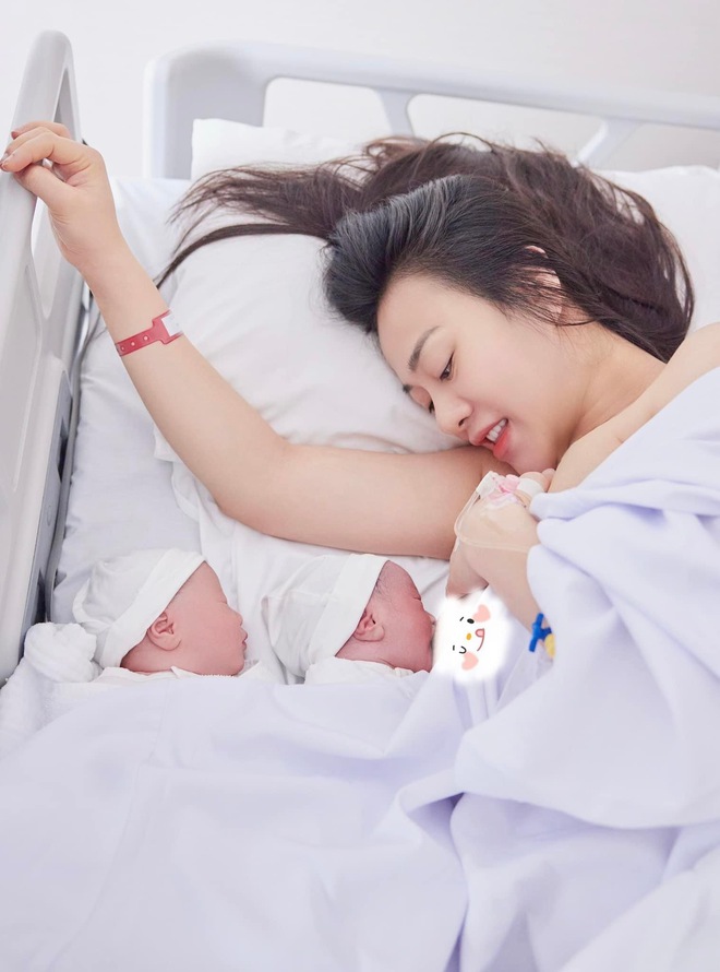 Phương Oanh khoe hình ảnh cặp song sinh Jimmy và Jenny đáng yêu năm 2026 - Ảnh 3.
