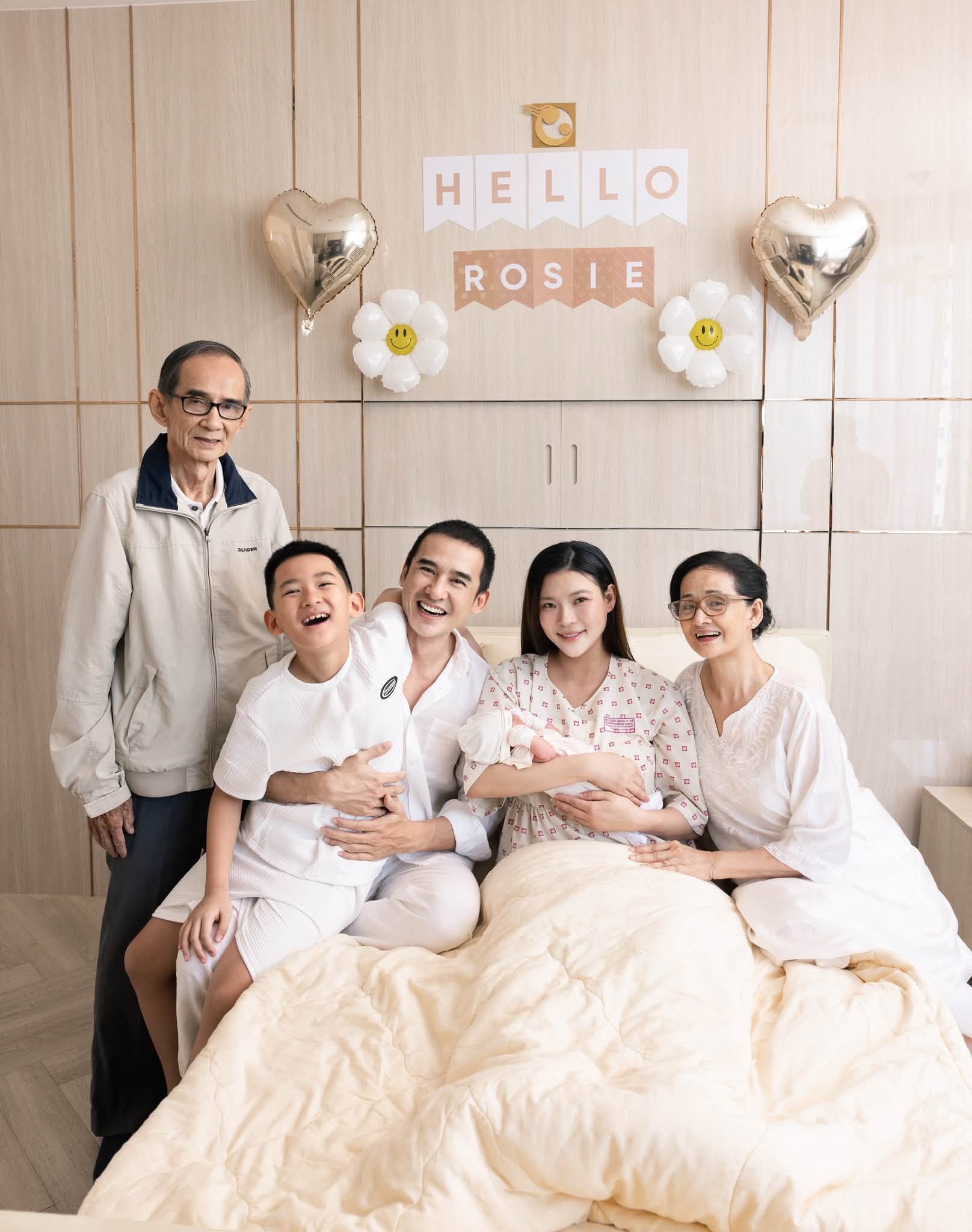 Th&uacute;y diễm v&agrave; Lương Thế Th&agrave;nh hạnh ph&uacute;c ch&agrave;o đ&oacute;n con g&aacute;i Rosie mới ch&agrave;o đời - Ảnh 2.