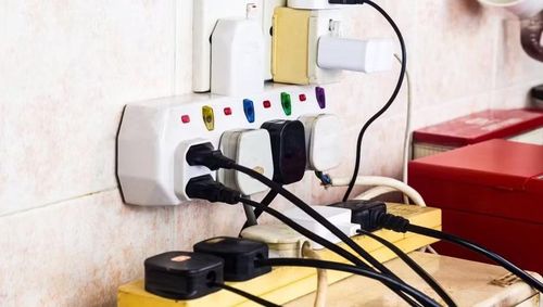 Hiểm họa từ việc d&ugrave;ng ổ cắm điện bạn cần tr&aacute;nh - Ảnh 2.