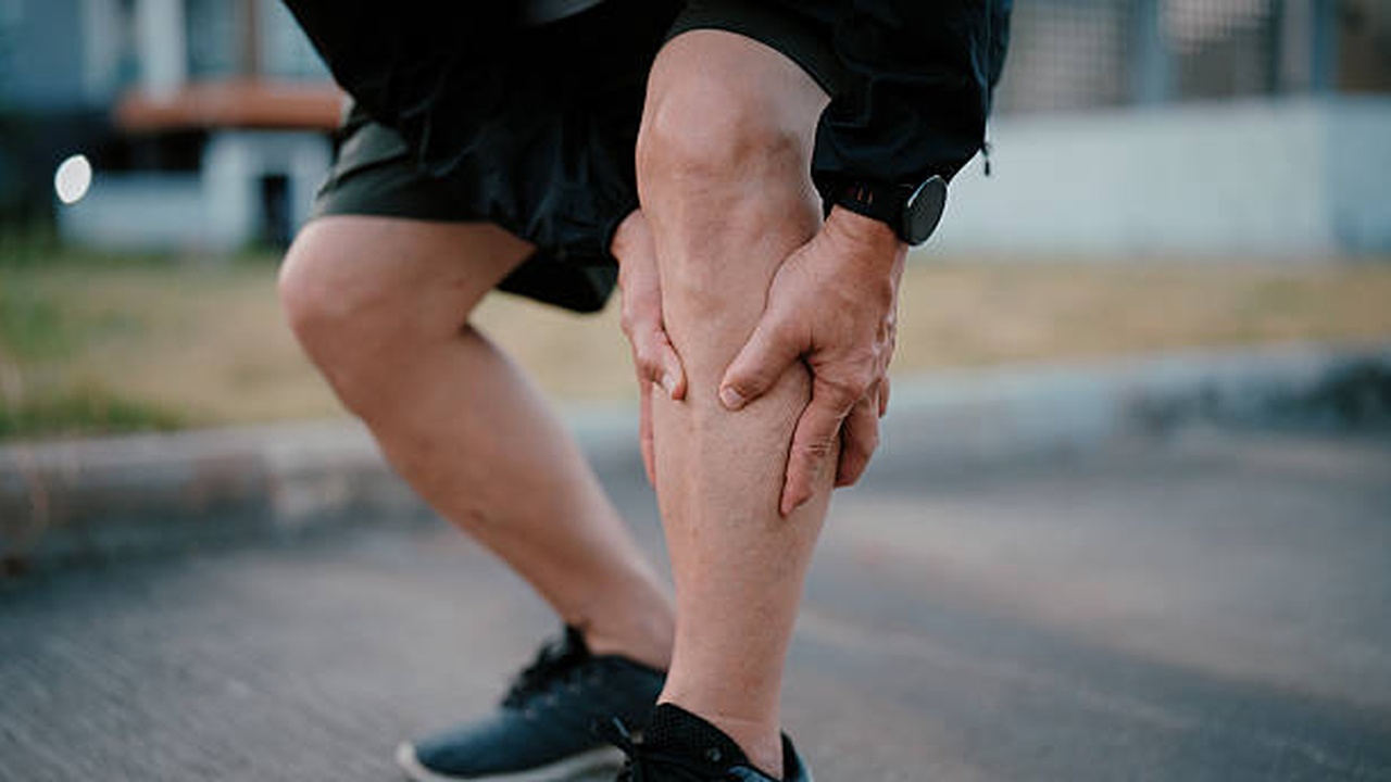 Sau tuổi 60, đi bộ vẫn đều đặn nhưng đôi chân yếu dần: 5 dấu hiệu không nên bỏ qua 1 Sau tuổi 60, đi bộ vẫn đều đặn nhưng đôi chân yếu dần: 5 dấu hiệu không nên bỏ qua - Ảnh 1.