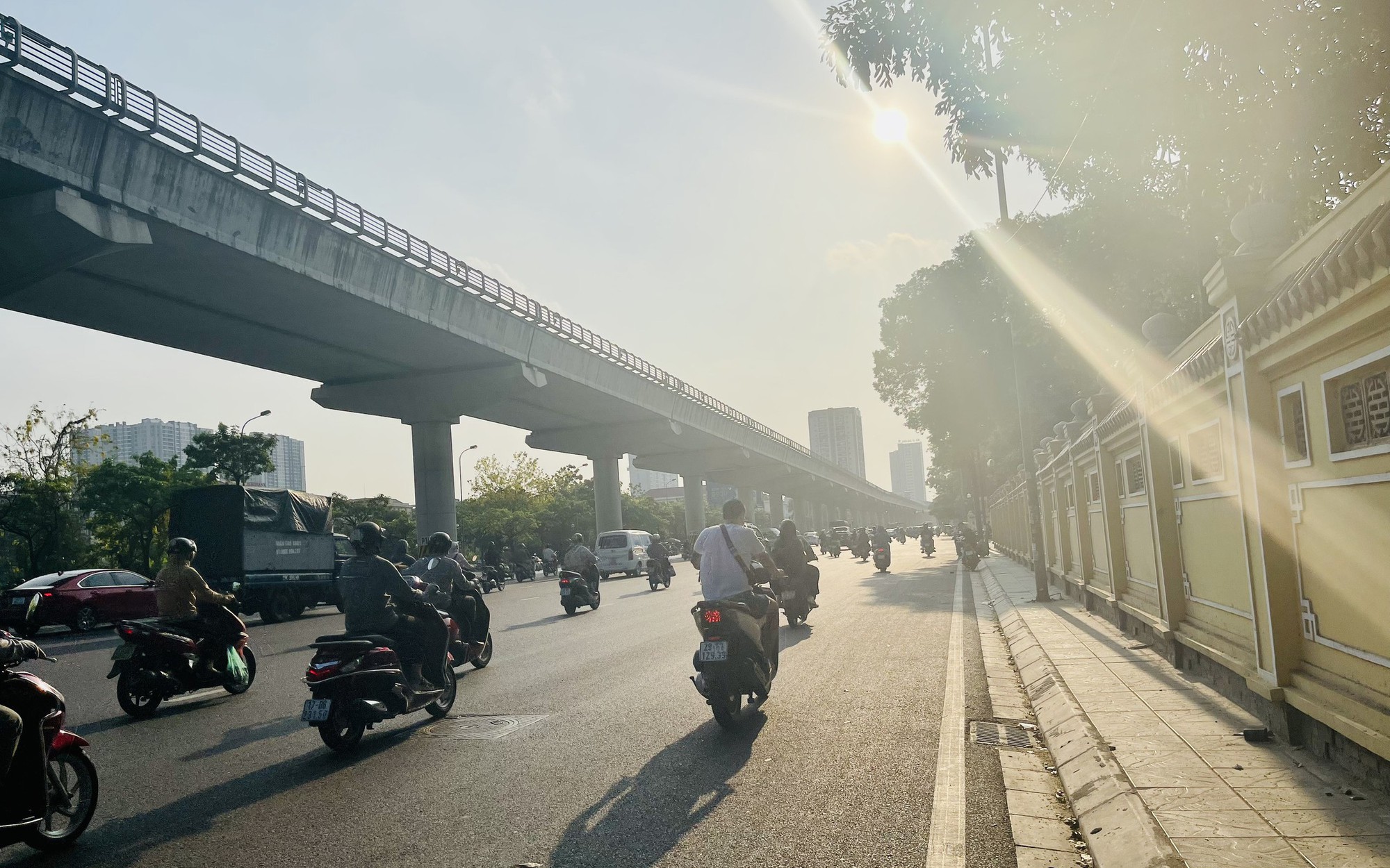 Dự b&aacute;o thời tiết h&ocirc;m nay: Nơi nắng n&oacute;ng k&eacute;o d&agrave;i cả tuần, nơi mưa như tr&uacute;t nước - Ảnh 2.