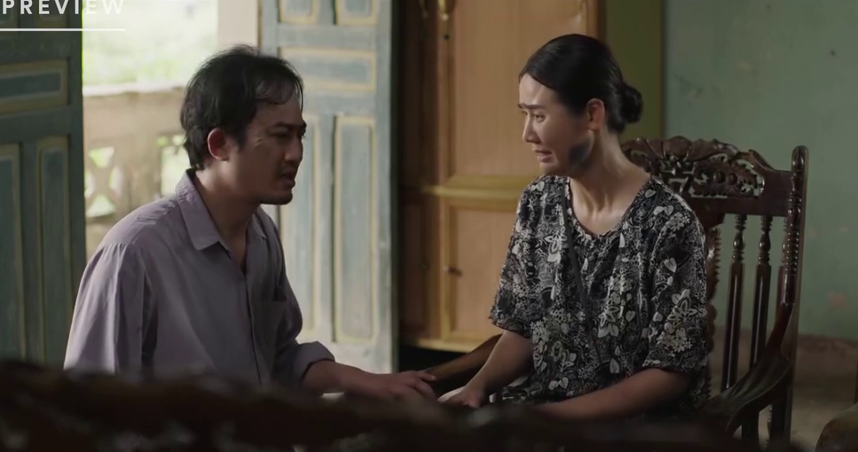 Căn nh&agrave; kh&ocirc;ng m&aacute;i che - Tập 1: Hạnh (Huyền Lizzie) bị chồng (Do&atilde;n Quốc Đam) đ&aacute;nh đập bầm t&iacute;m - Ảnh 4.