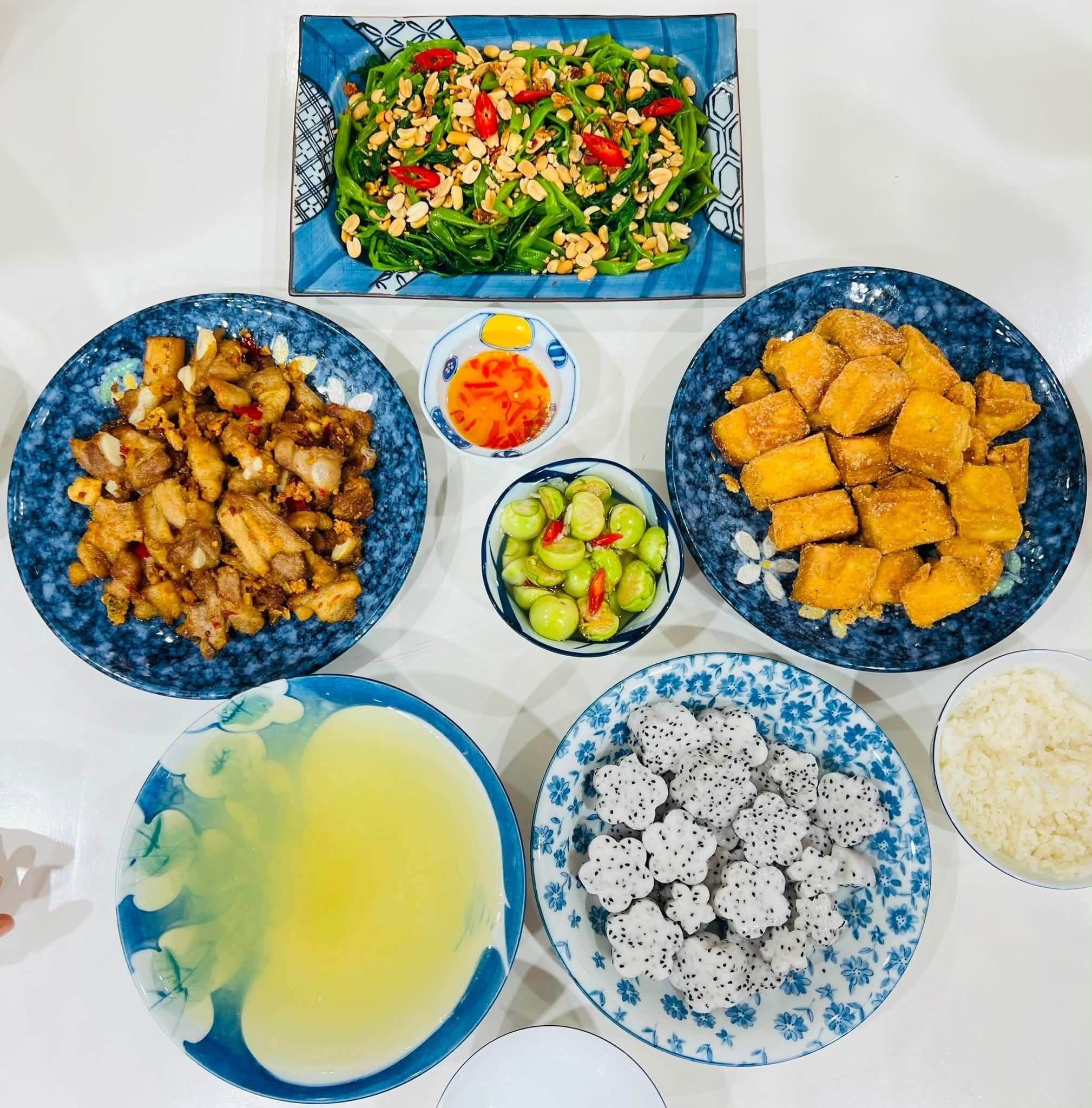 Mẹ đảm H&agrave; Nội chia sẻ những m&acirc;m cơm gia đ&igrave;nh giản dị, đọc t&acirc;m sự về con mới thấy thấm th&iacute;a - Ảnh 2.