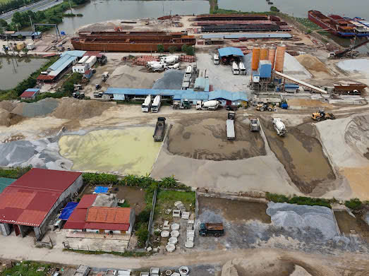 Tình trạng bến bãi và trạm trộn ven sông Ninh Cơ tại Ninh Bình năm 2026 - Ảnh 3.