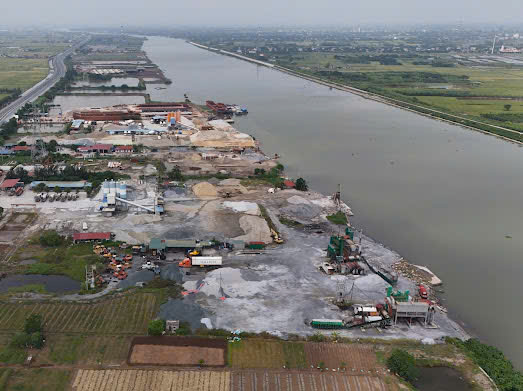 Tình trạng bến bãi và trạm trộn ven sông Ninh Cơ tại Ninh Bình năm 2026 - Ảnh 2.