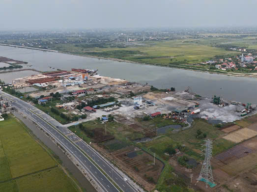Tình trạng bến bãi và trạm trộn ven sông Ninh Cơ tại Ninh Bình năm 2026 - Ảnh 1.