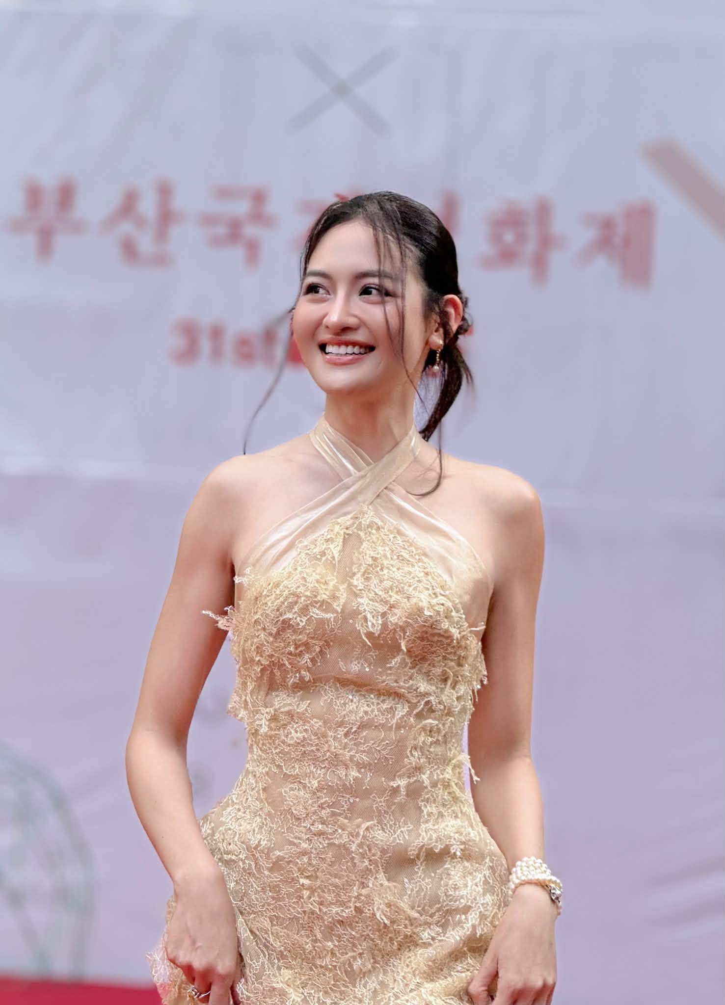 Th&ugrave;y Anh tỏa s&aacute;ng tr&ecirc;n thảm đỏ LHP Busan: Khoảnh khắc g&acirc;y ấn tượng tại H&agrave;n Quốc - Ảnh 5.