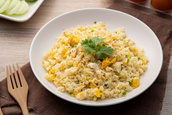 Rang cơm cho trứng trước hay sau? - Ảnh 2.