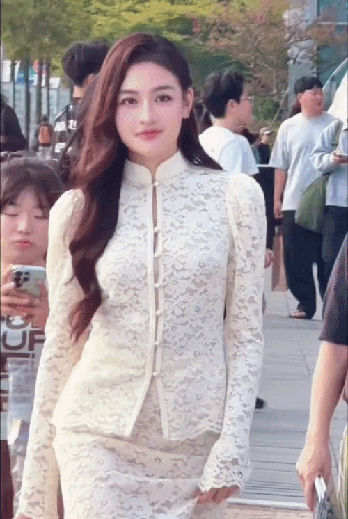 Th&ugrave;y Anh tỏa s&aacute;ng tr&ecirc;n thảm đỏ LHP Busan: Khoảnh khắc g&acirc;y ấn tượng tại H&agrave;n Quốc - Ảnh 1.