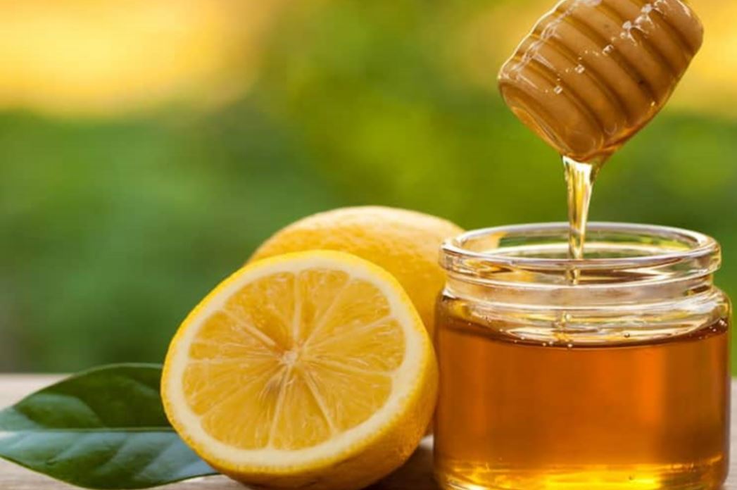 Mẹo ph&acirc;n biệt mật ong thật v&agrave; giả chỉ nhờ một tờ khăn giấy - Ảnh 1.