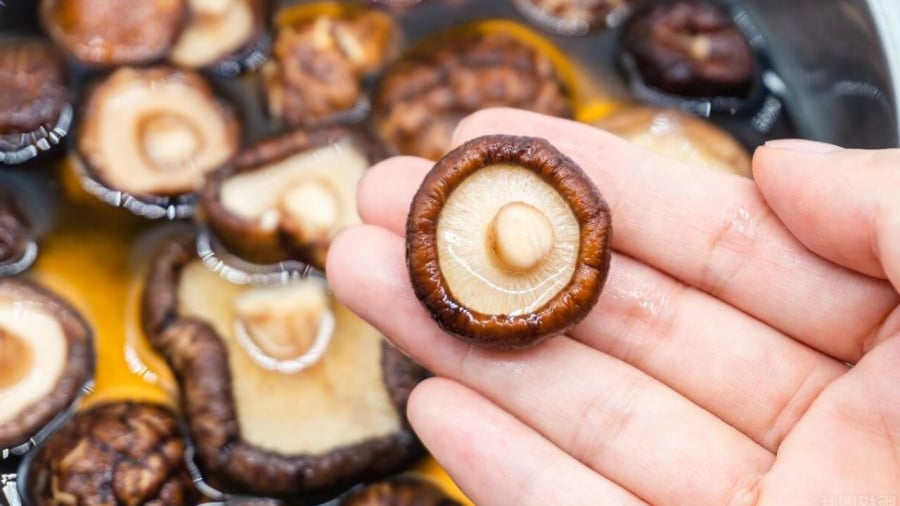 Ng&acirc;m nấm hương kh&ocirc;: Nước n&oacute;ng hay nước lạnh để đạt hiệu quả tốt nhất? - Ảnh 3.