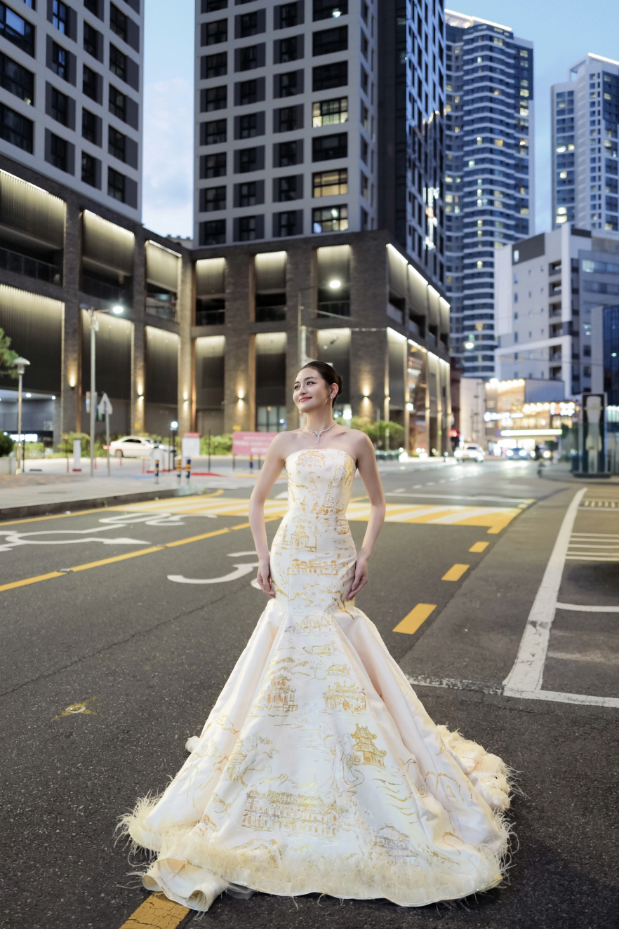 Th&ugrave;y Anh tỏa s&aacute;ng tr&ecirc;n thảm đỏ LHP Busan: Khoảnh khắc g&acirc;y ấn tượng tại H&agrave;n Quốc - Ảnh 2.