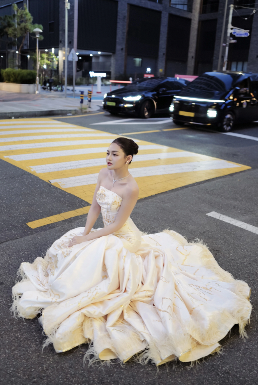 Th&ugrave;y Anh tỏa s&aacute;ng tr&ecirc;n thảm đỏ LHP Busan: Khoảnh khắc g&acirc;y ấn tượng tại H&agrave;n Quốc - Ảnh 4.