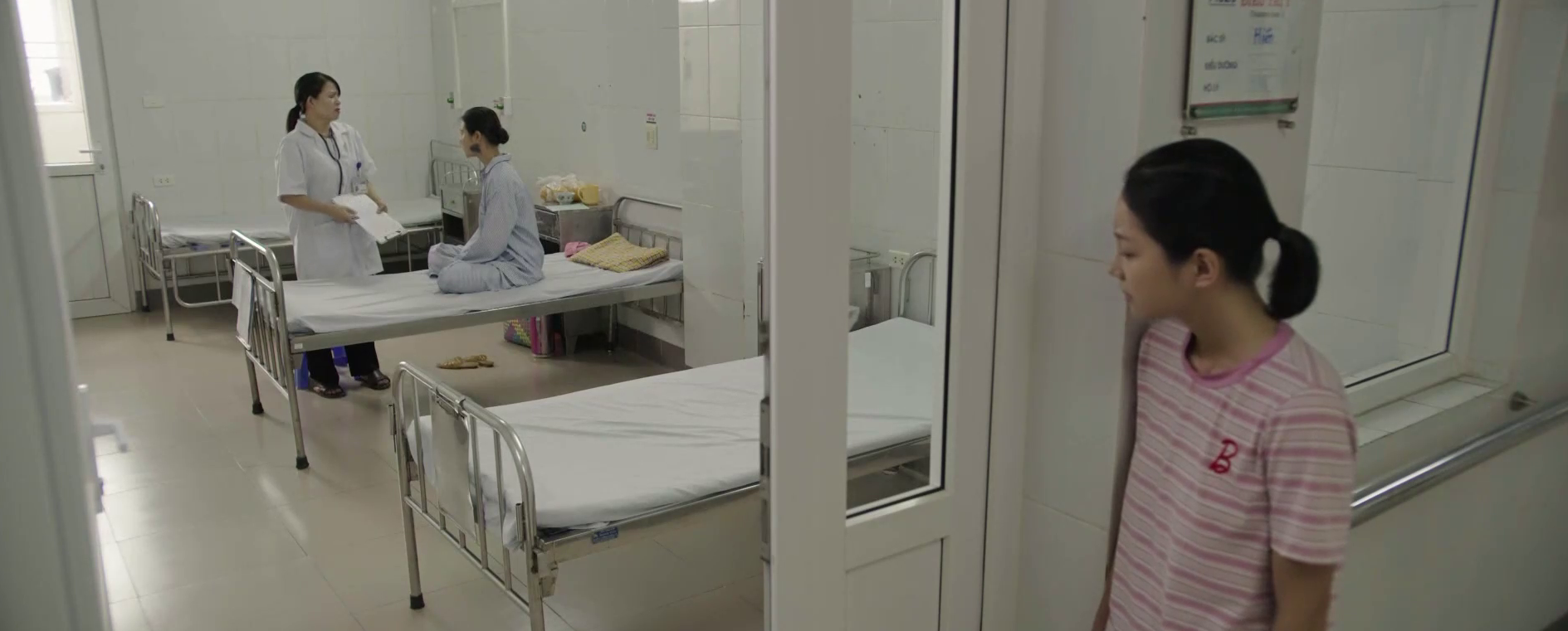 Căn nh&agrave; kh&ocirc;ng m&aacute;i che - Tập 1: Do&atilde;n Quốc Đam - Huyền Lizzie diễn cảnh bạo h&agrave;nh 'nổi da g&agrave;'- Ảnh 1.