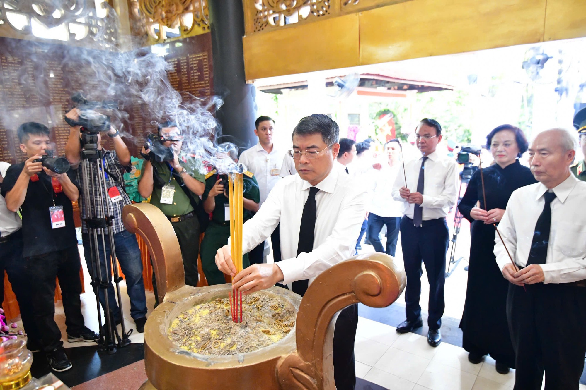 X&uacute;c động Thủ tướng c&ugrave;ng nguy&ecirc;n l&atilde;nh đạo 'k&ecirc; vai' tiễn anh h&ugrave;ng liệt sĩ - Ảnh 1.