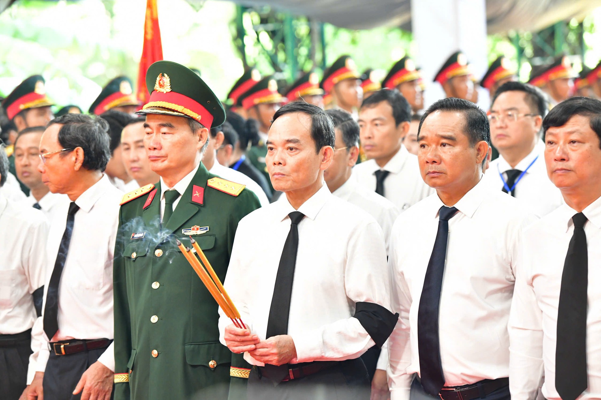 X&uacute;c động Thủ tướng c&ugrave;ng nguy&ecirc;n l&atilde;nh đạo 'k&ecirc; vai' tiễn anh h&ugrave;ng liệt sĩ - Ảnh 3.