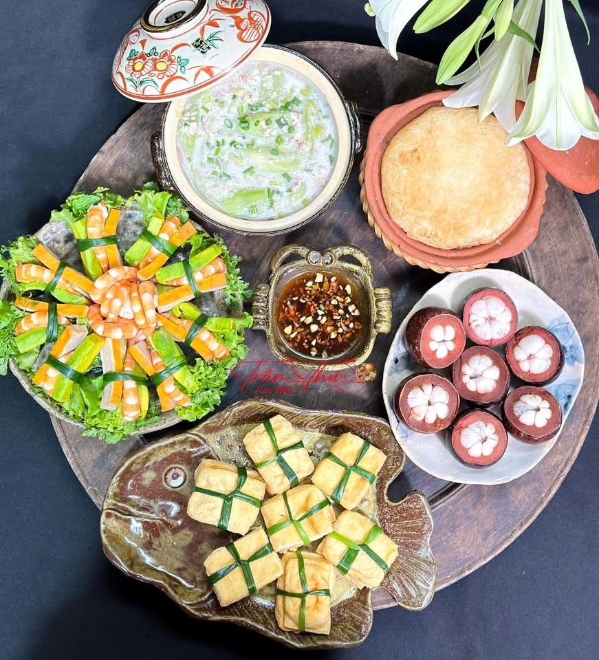 M&oacute;n ăn ngon mỗi ng&agrave;y: Mẹ trẻ 9x H&agrave; Nội bật m&iacute; tuyệt chi&ecirc;u biến tấu m&acirc;m cơm gia đ&igrave;nh 'Đ&ocirc;ng - T&acirc;y kết hợp' nh&igrave;n l&agrave; muốn ăn ngay - Ảnh 1.