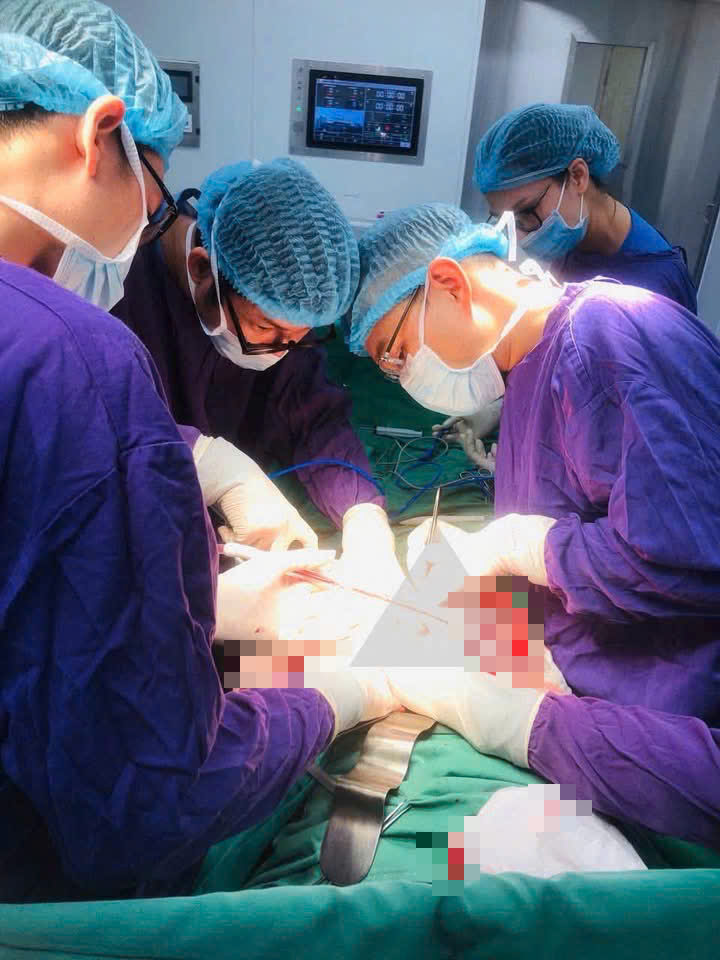 Bụng to dần, sụt cân bất thường, người đàn ông 43 tuổi phát hiện khối u thận nặng 2 kg 1 Bụng to dần, sụt cân bất thường, người đàn ông 43 tuổi phát hiện khối u thận nặng 2 kg - Ảnh 2.