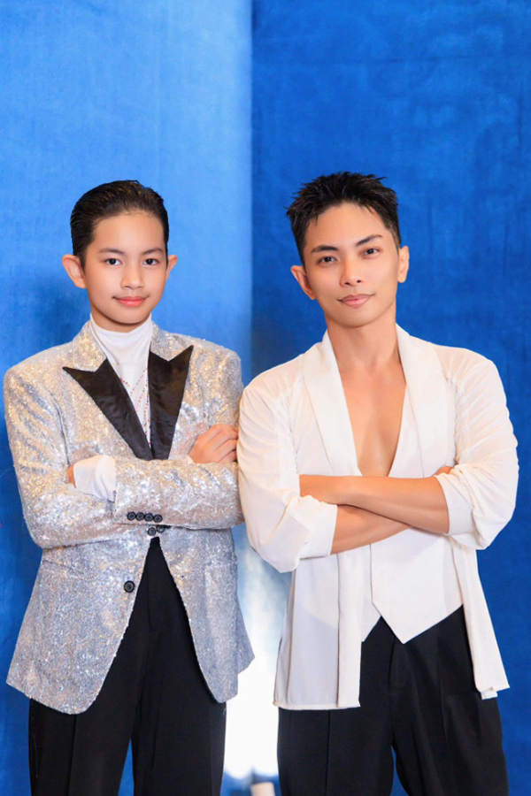 Con trai Kh&aacute;nh Thi - Phan Hiển: 11 tuổi cao hơn bố mẹ, được gọi l&agrave; thần đồng dancersport - Ảnh 1.