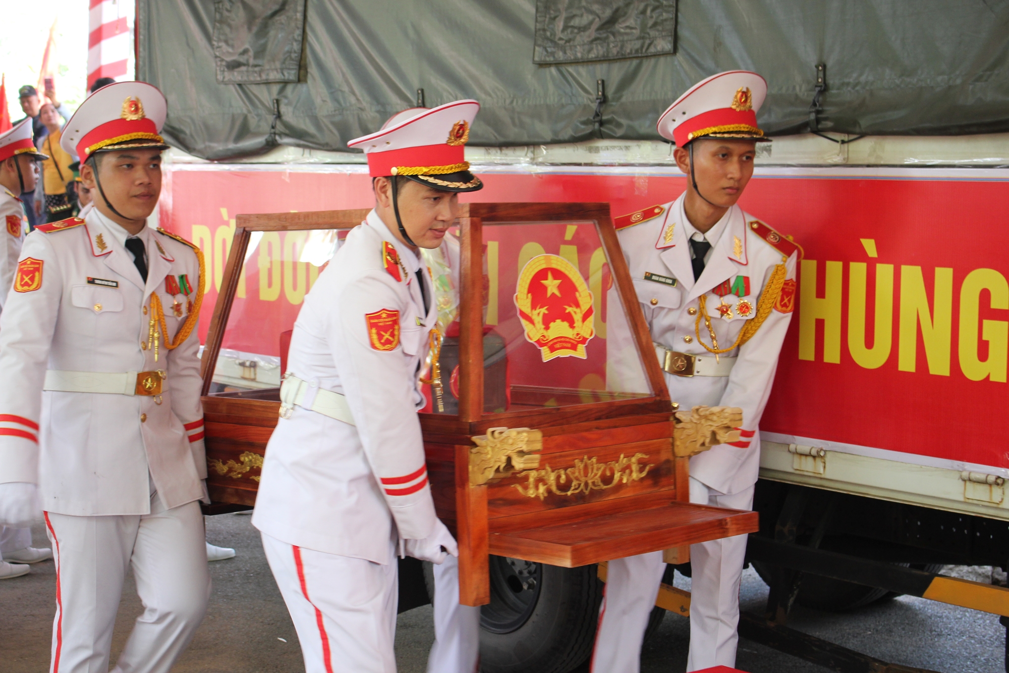 C&aacute;c anh h&ugrave;ng liệt sĩ đ&atilde; tới nơi an nghỉ - Ảnh 5.