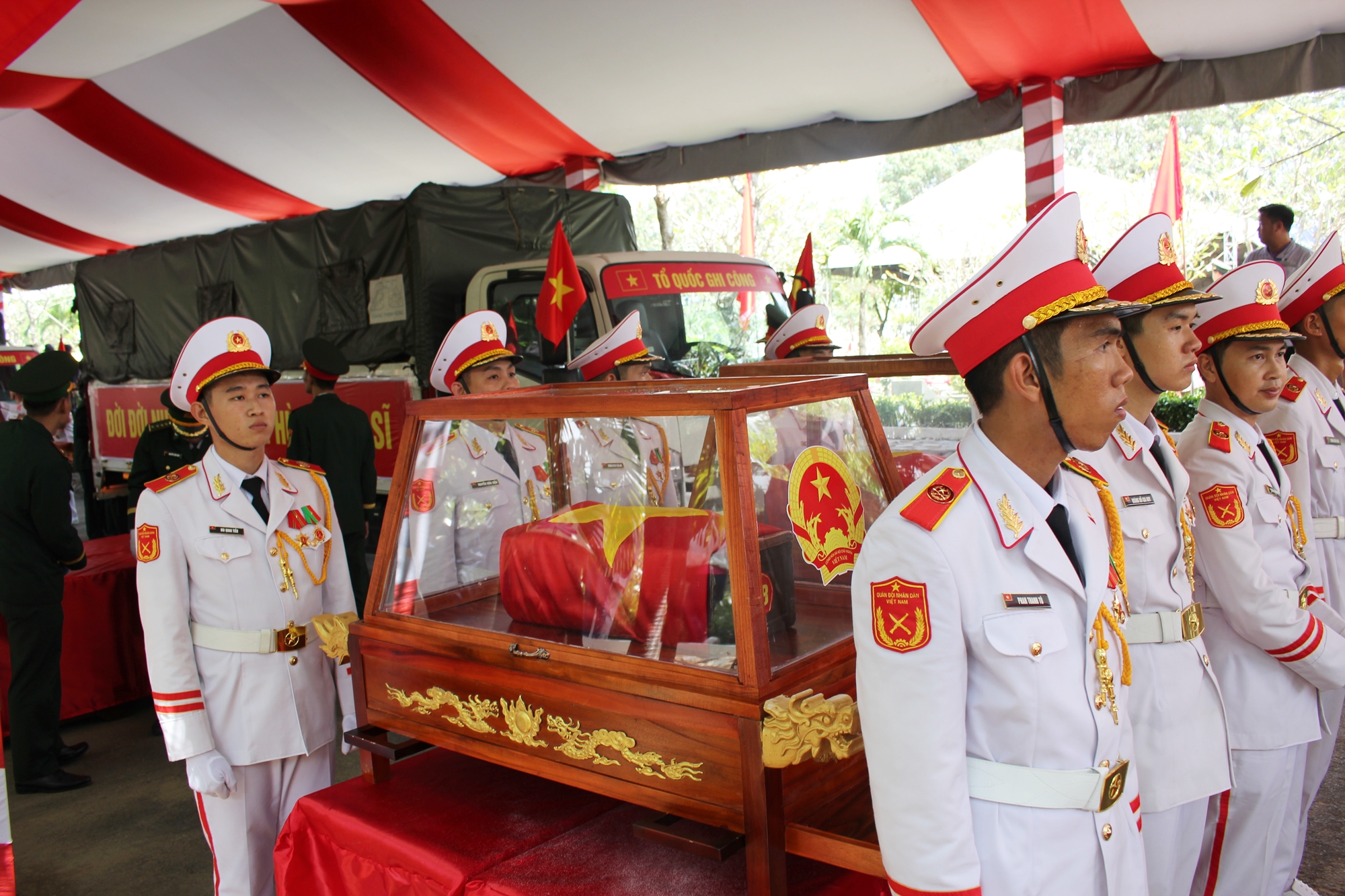 C&aacute;c anh h&ugrave;ng liệt sĩ đ&atilde; tới nơi an nghỉ - Ảnh 6.