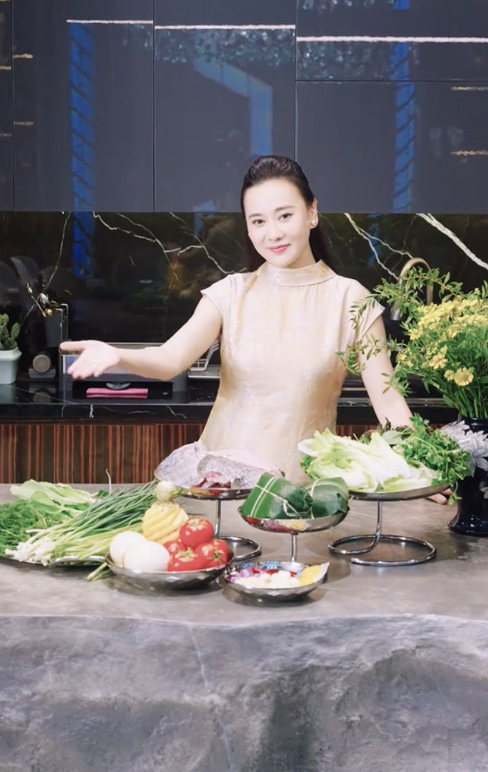 Phương Oanh truyền cảm hứng nấu ăn m&ugrave;a thu với m&oacute;n b&uacute;n c&aacute; H&agrave; Nội ngon miệng - Ảnh 1.