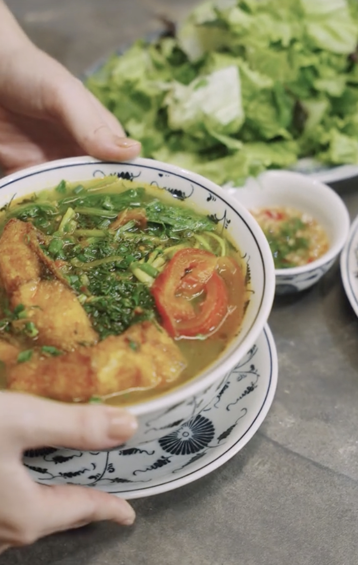 Phương Oanh truyền cảm hứng nấu ăn m&ugrave;a thu với m&oacute;n b&uacute;n c&aacute; H&agrave; Nội ngon miệng - Ảnh 6.