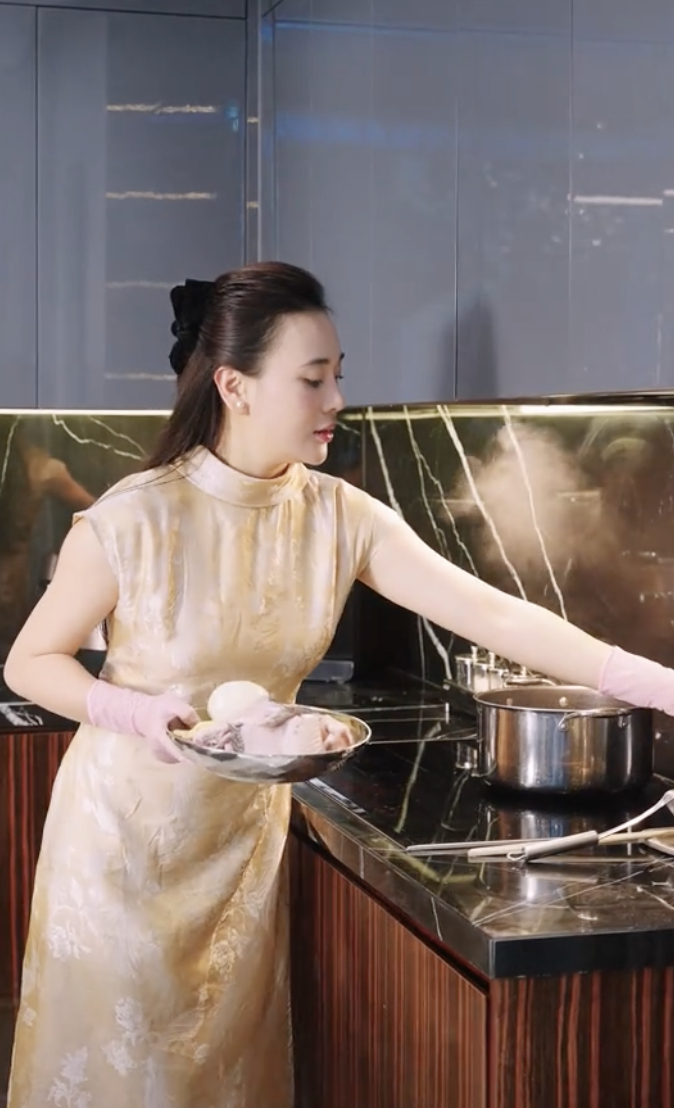 Phương Oanh truyền cảm hứng nấu ăn m&ugrave;a thu với m&oacute;n b&uacute;n c&aacute; H&agrave; Nội ngon miệng - Ảnh 2.