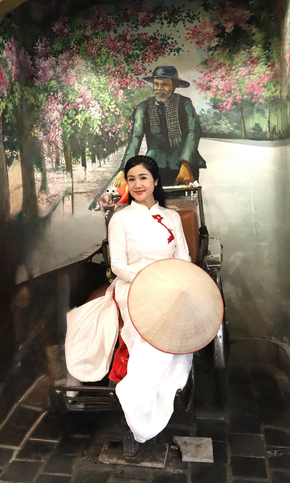 Vẻ đẹp trẻ trung của NSND Thu H&agrave; ở tuổi 57: N&eacute;t sang trọng v&agrave; tinh tế - Ảnh 8.