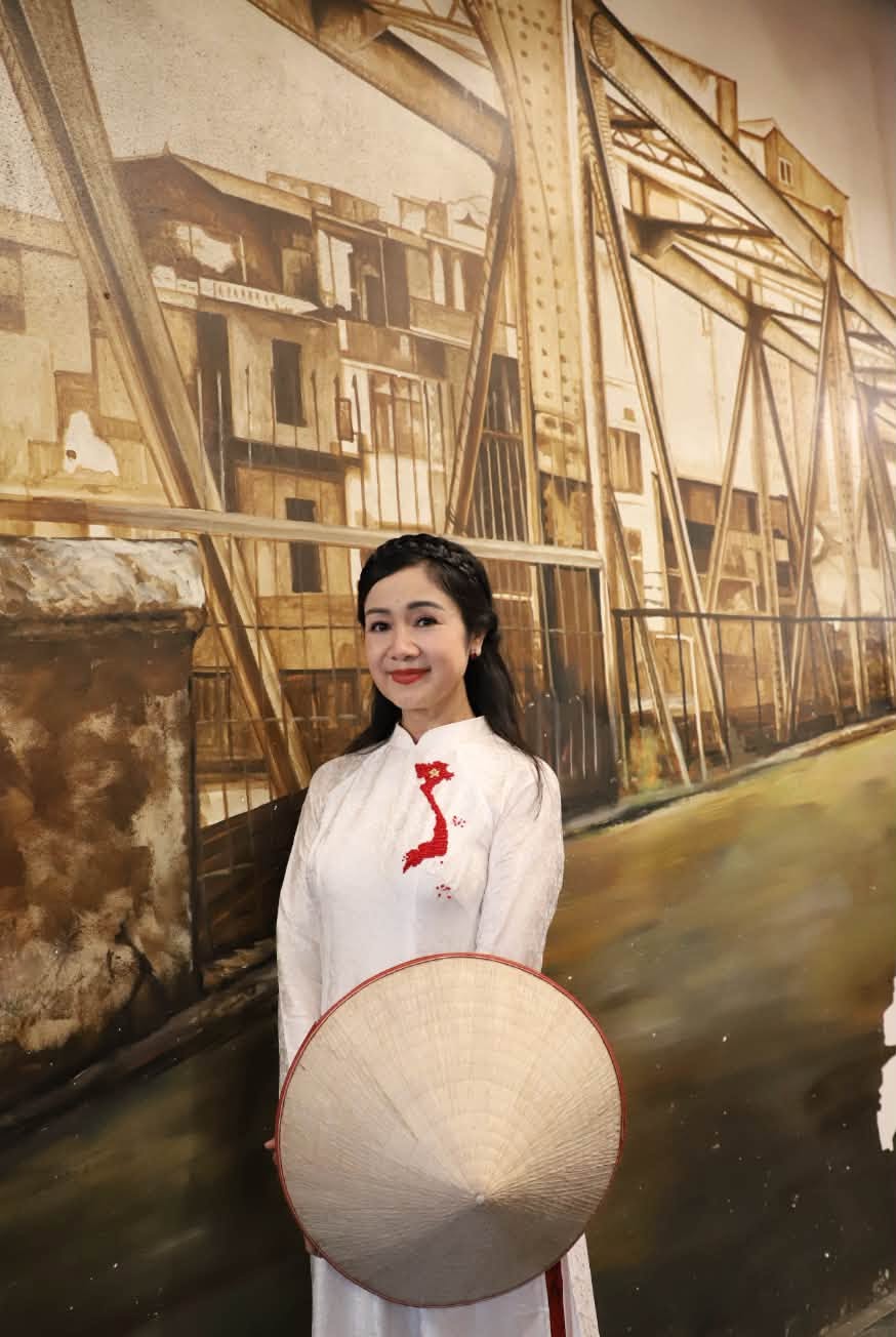 Vẻ đẹp trẻ trung của NSND Thu H&agrave; ở tuổi 57: N&eacute;t sang trọng v&agrave; tinh tế - Ảnh 7.