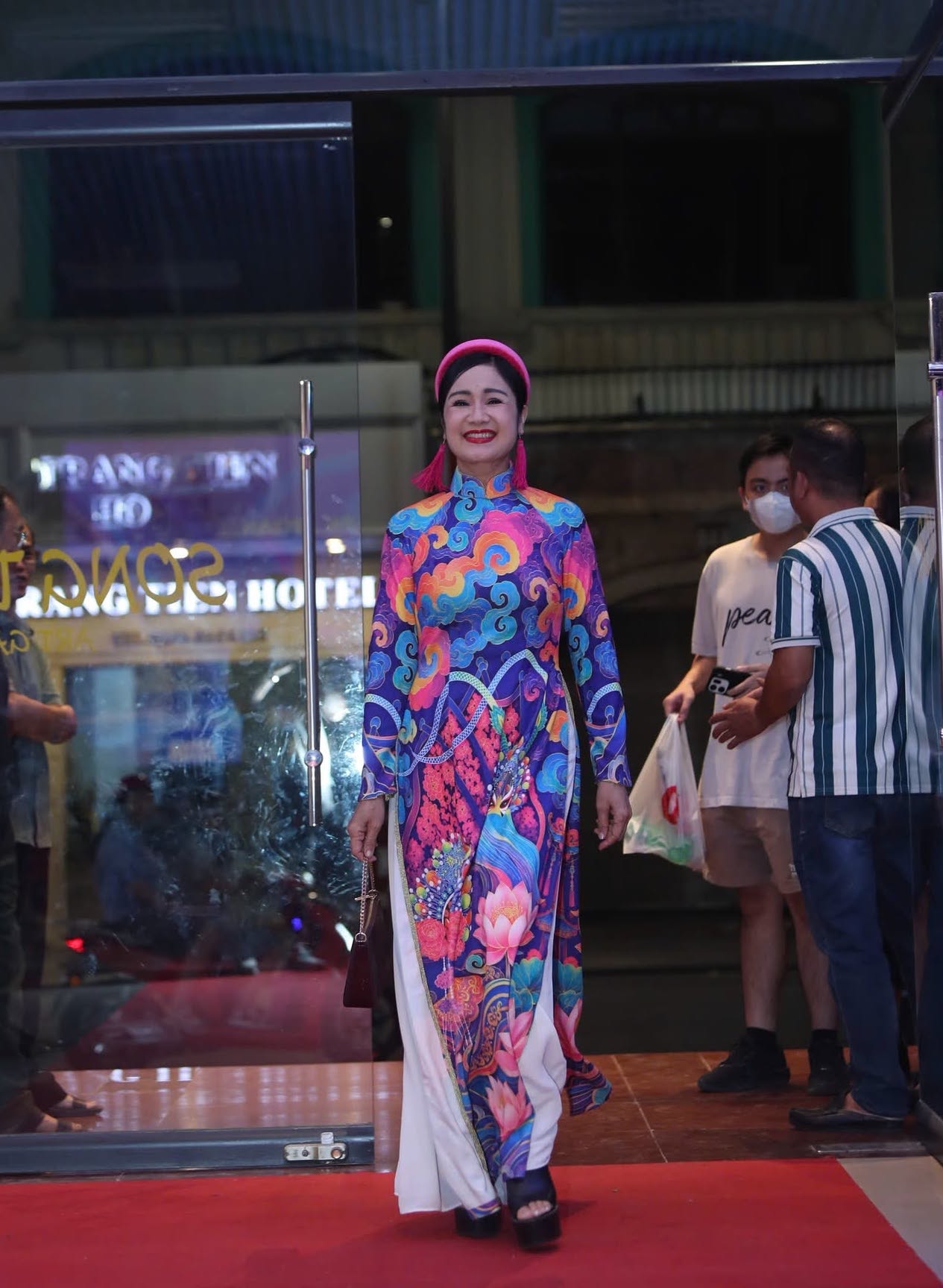 Vẻ đẹp trẻ trung của NSND Thu H&agrave; ở tuổi 57: N&eacute;t sang trọng v&agrave; tinh tế - Ảnh 2.