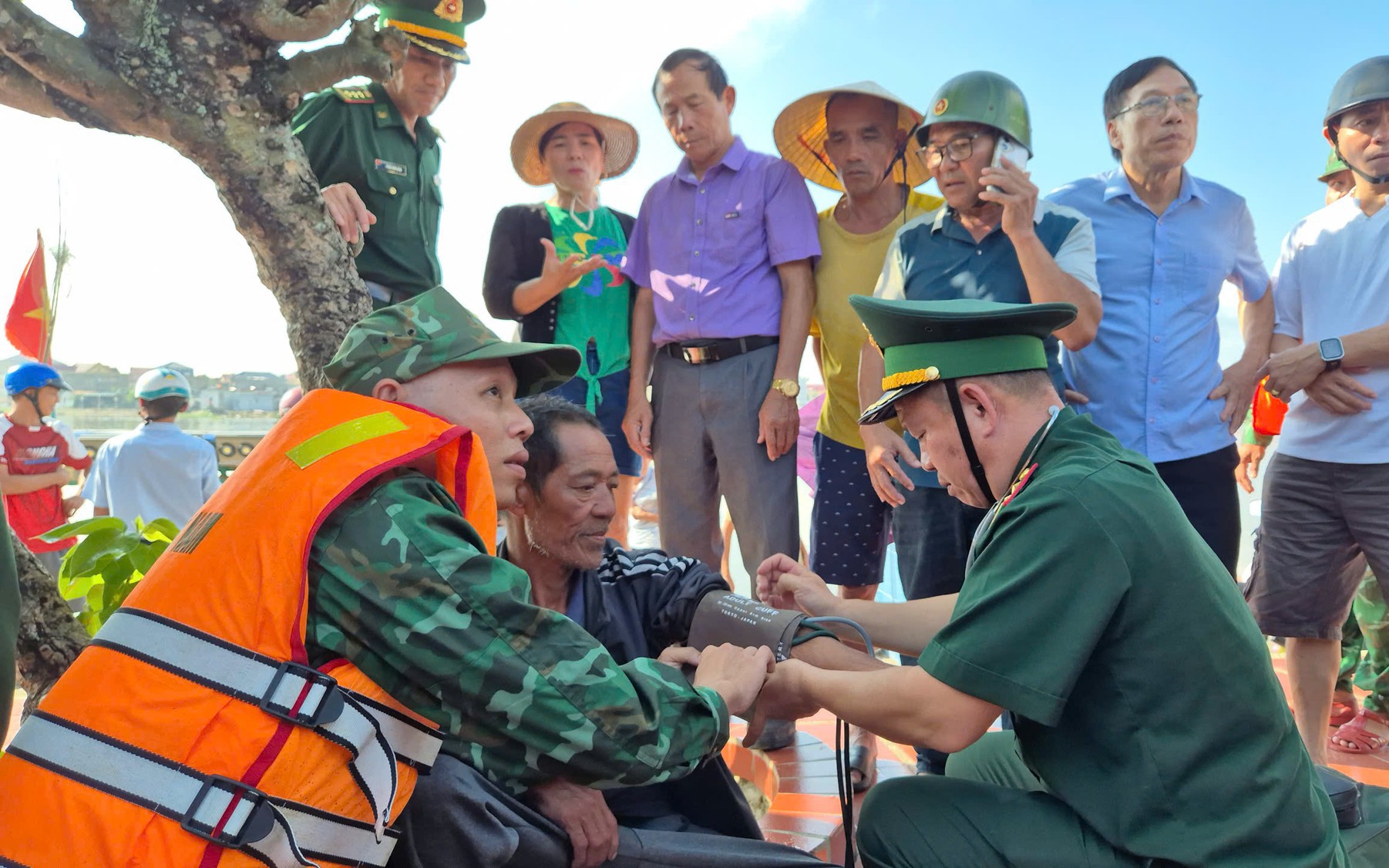 Lặn t&igrave;m người đ&agrave;n &ocirc;ng nghi mất t&iacute;ch ở Huế - Ảnh 3.
