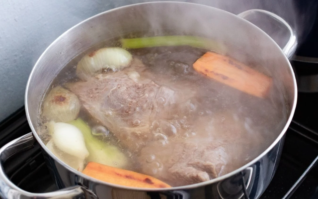 Luộc thịt đ&uacute;ng c&aacute;ch để thịt mềm, ngọt v&agrave; kh&ocirc;ng kh&ocirc;: B&iacute; quyết từ đầu bếp - Ảnh 3.