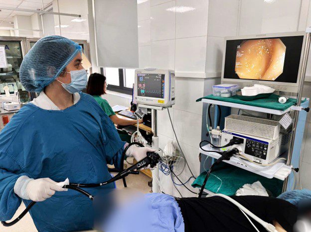 Kh&ocirc;ng triệu chứng bất thường, người phụ nữ 48 tuổi ph&aacute;t hiện s&aacute;n d&acirc;y d&agrave;i 70cm từ việc nhiều người Việt bỏ qua - Ảnh 1.