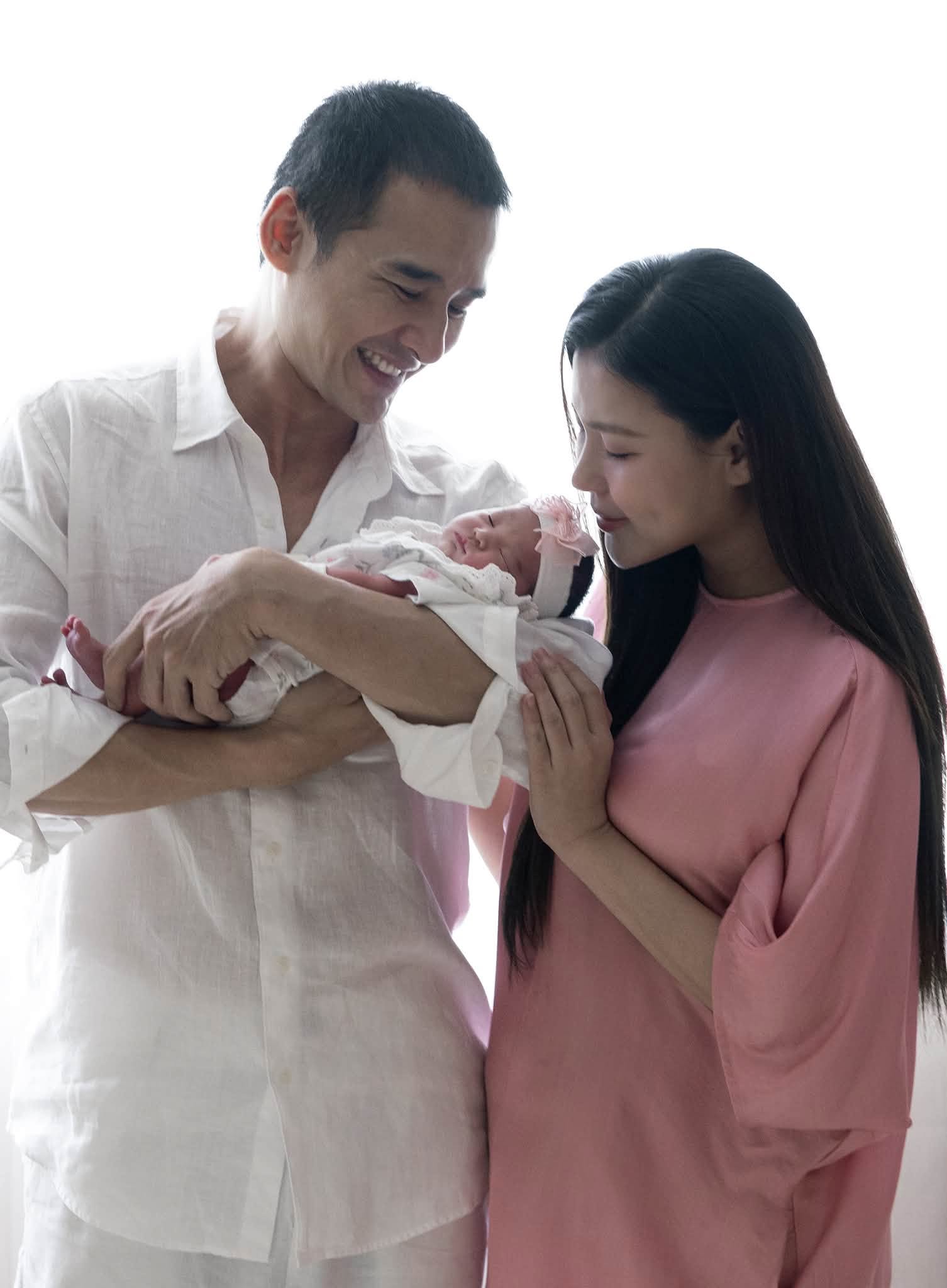 Th&uacute;y diễm v&agrave; Lương Thế Th&agrave;nh hạnh ph&uacute;c b&ecirc;n con g&aacute;i Rosie , Trang Ph&aacute;p g&acirc;y ch&uacute; &yacute; - Ảnh 1.