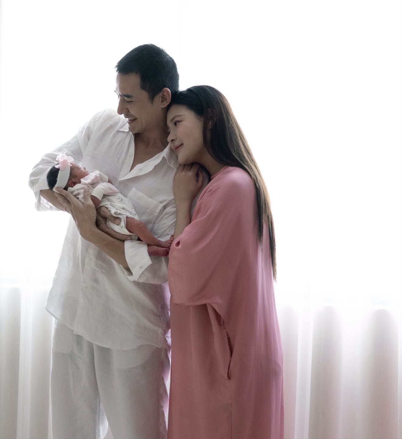 Th&uacute;y diễm v&agrave; Lương Thế Th&agrave;nh hạnh ph&uacute;c b&ecirc;n con g&aacute;i Rosie , Trang Ph&aacute;p g&acirc;y ch&uacute; &yacute; - Ảnh 2.