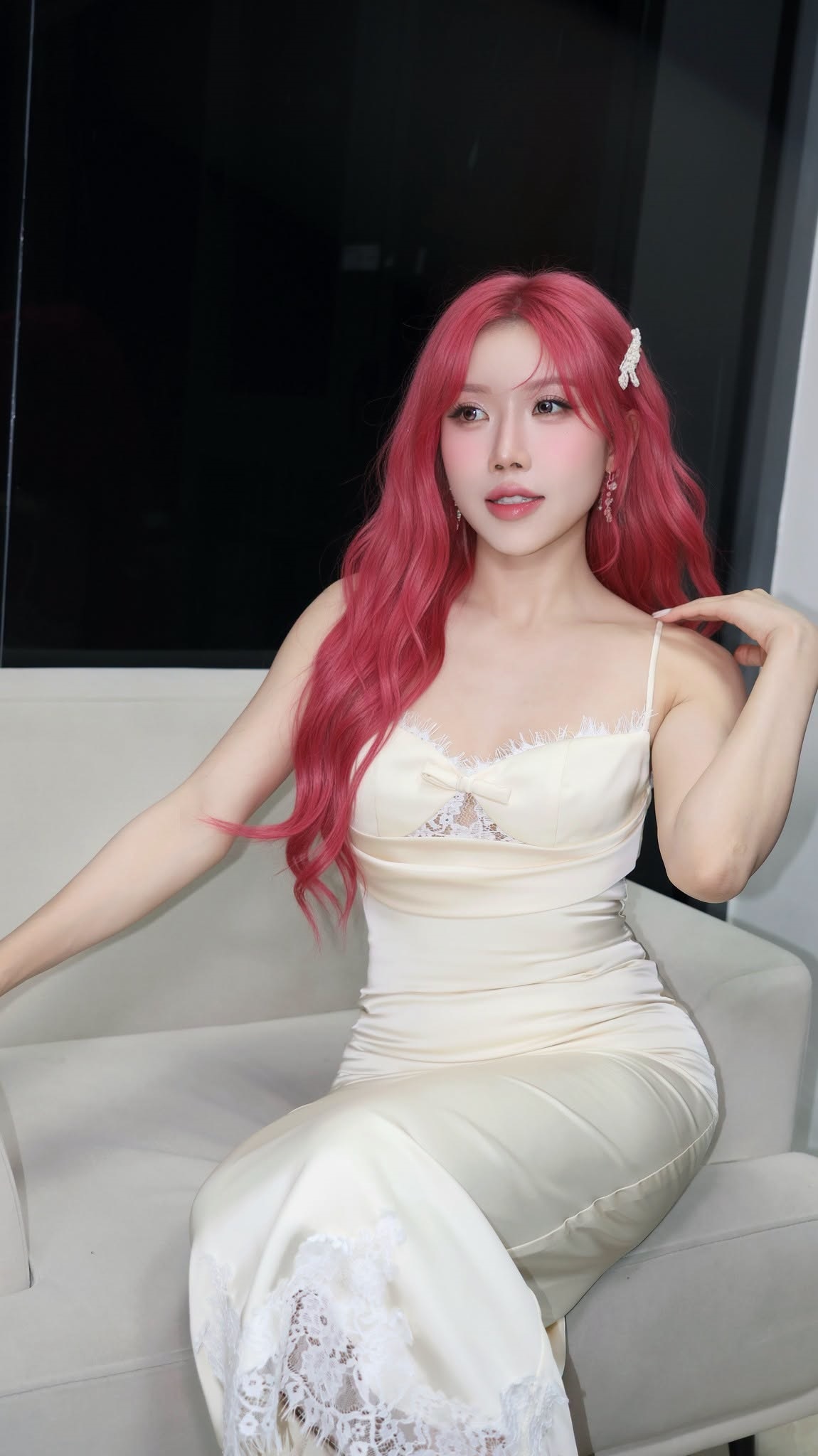 Th&uacute;y diễm v&agrave; Lương Thế Th&agrave;nh hạnh ph&uacute;c b&ecirc;n con g&aacute;i Rosie , Trang Ph&aacute;p g&acirc;y ch&uacute; &yacute; - Ảnh 3.