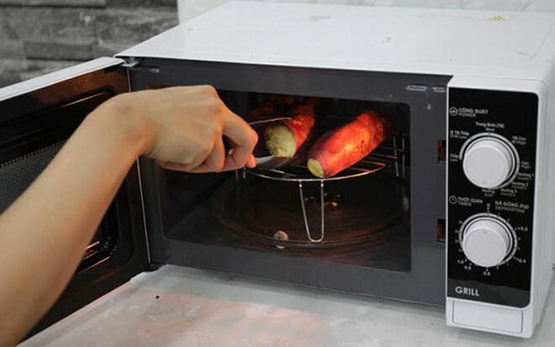 Sai lầm nguy hiểm khi xử lý điện thoại ngấm nước và giải pháp cứu nguy chuẩn xác - Ảnh 3.